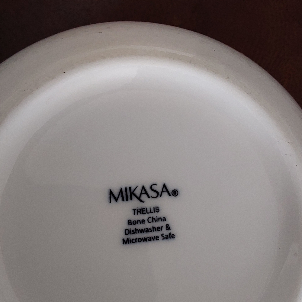 Mikasa ‎ Trellis White Textured Ceramic Dinnerware Set - Picture 2 of 3